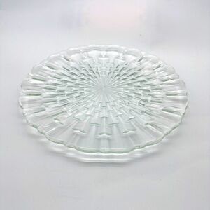 Clear Glass Decorative Serving‎ Plater. Clear geometric/ sunburst design